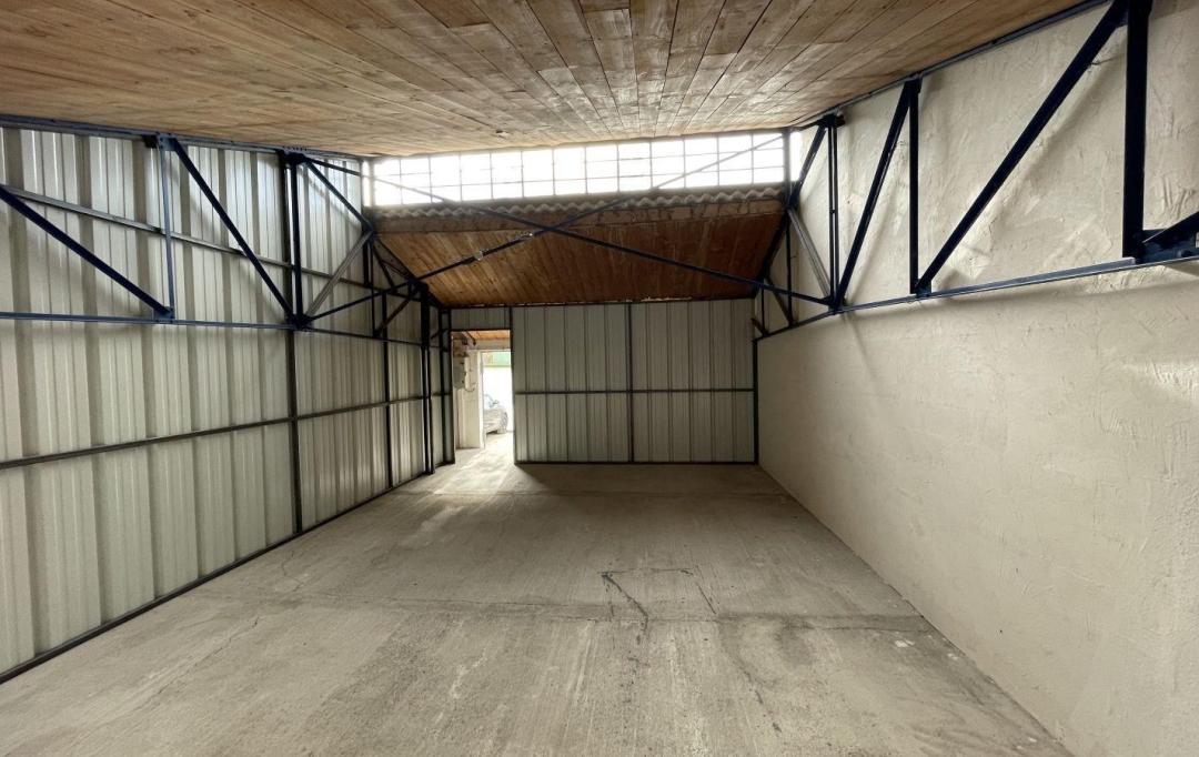 Annonces VENELLES : Garage / Parking | PEYROLLES-EN-PROVENCE (13860) | 42 m2 | 400 € 