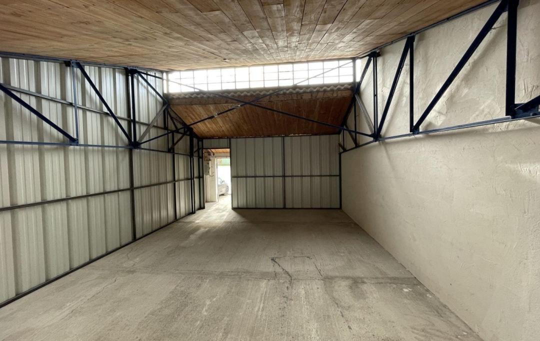 Annonces VENELLES : Garage / Parking | PEYROLLES-EN-PROVENCE (13860) | 30 m2 | 400 &euro; 