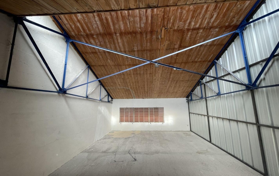 Annonces VENELLES : Garage / Parking | PEYROLLES-EN-PROVENCE (13860) | 30 m2 | 400 &euro; 