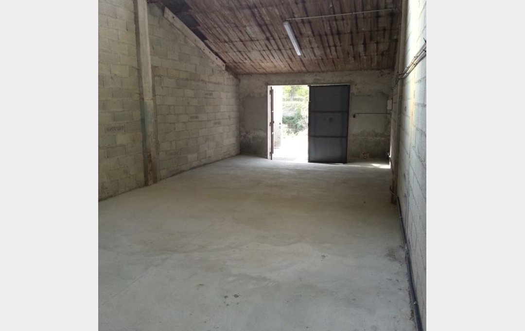 Annonces VENELLES : Garage / Parking | PEYROLLES-EN-PROVENCE (13860) | 95 m2 | 840 &euro; 