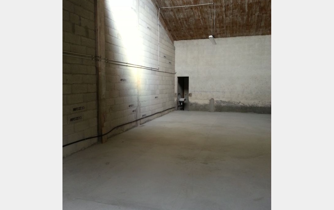Annonces VENELLES : Garage / Parking | PEYROLLES-EN-PROVENCE (13860) | 95 m2 | 840 &euro; 