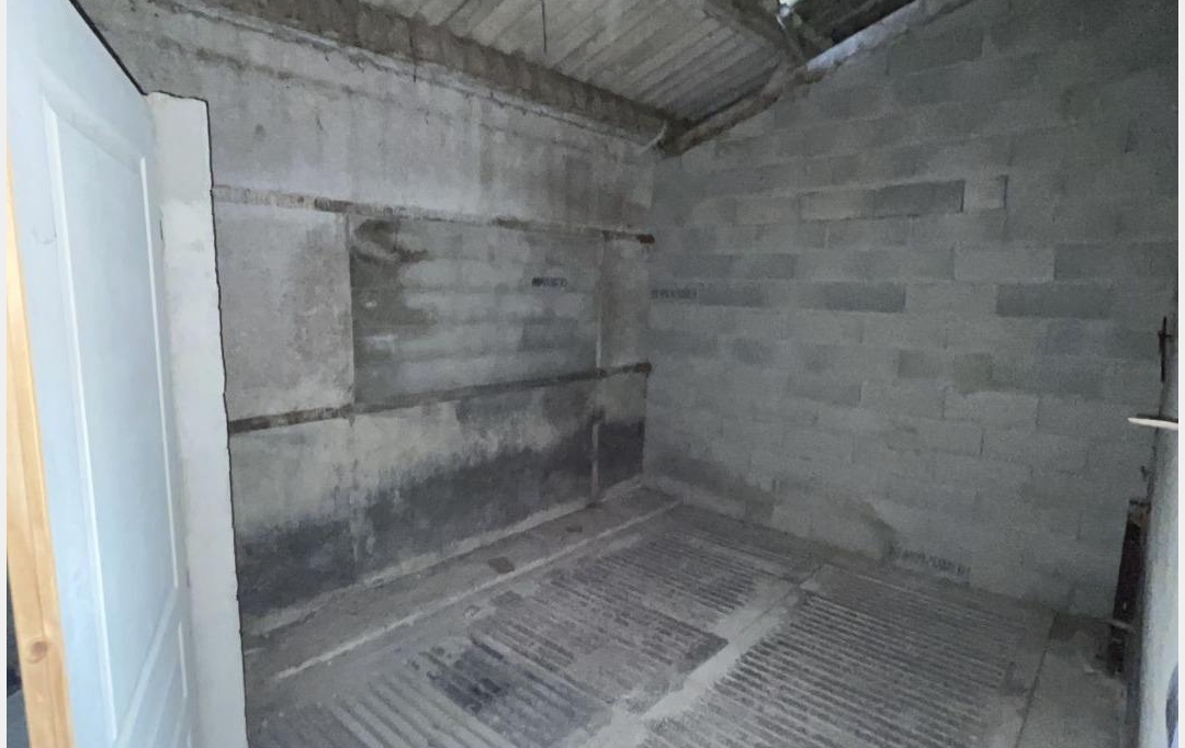 Annonces VENELLES : Garage / Parking | PEYROLLES-EN-PROVENCE (13860) | 95 m2 | 840 &euro; 